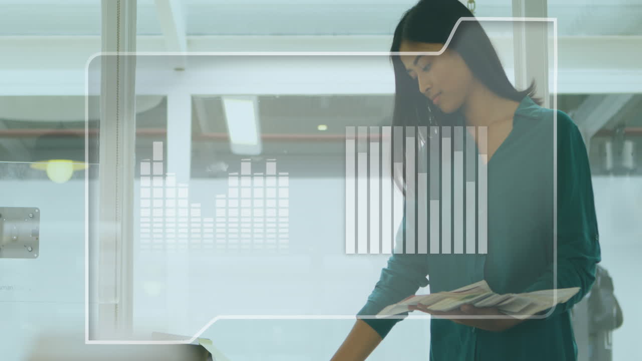 animación de datos financieros sobre mujer de negocios biracial en el cargo