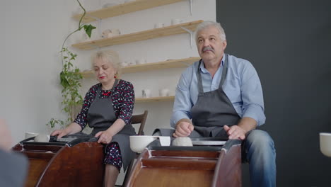 Una-Mujer-Joven-Imparte-Una-Clase-De-Cerámica-Para-Un-Grupo-De-Amigas-Mayores-Y-Un-Hombre-De-Entre-60-Y-70-Años.-Actividades-Para-Personas-Mayores