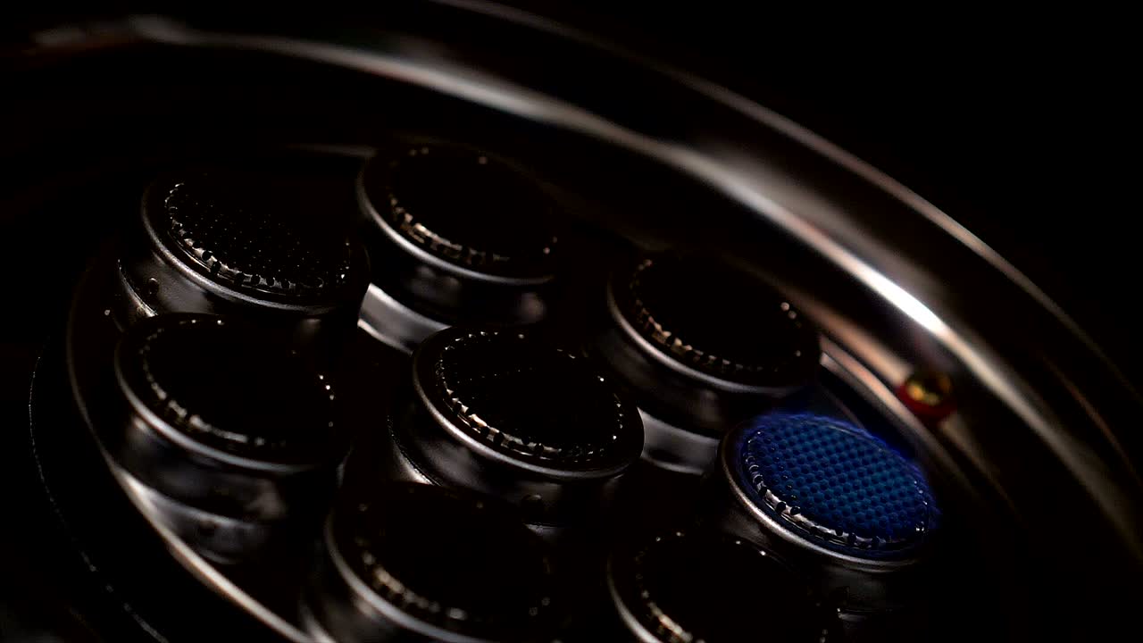 느린 움직임 클로즈업 은 어 속에서 가스 스토브에 불을 피우기 위해 불꽃을 시작합니다.