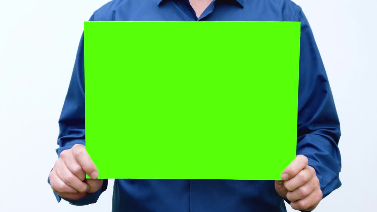 l'uomo tiene uno schermo verde nelle mani