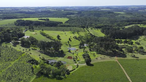 Impresionante-Vista-Aérea-Del-Campo-De-Golf-Obera-Camelias-Rodeado-De-árboles-Y-Naturaleza-En-Misiones,-Argentina.