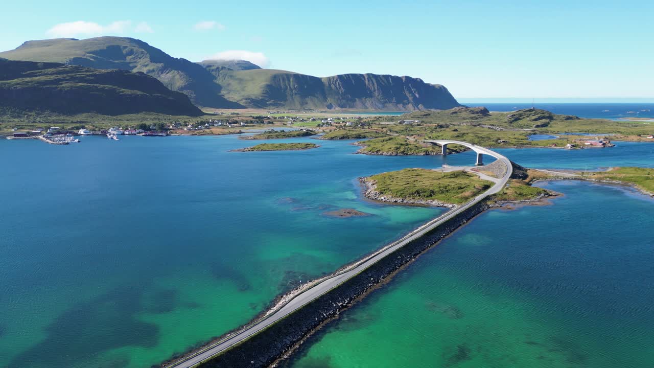 노르웨이, 스칸디나비아 의 투르코이즈 파란 물 을 가로지르는 로포텐 섬 다리 와 경치 좋은 경로