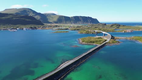 puente de las islas lofoten y ruta panorámica a través de aguas azules turquesas en noruega, escandinavia