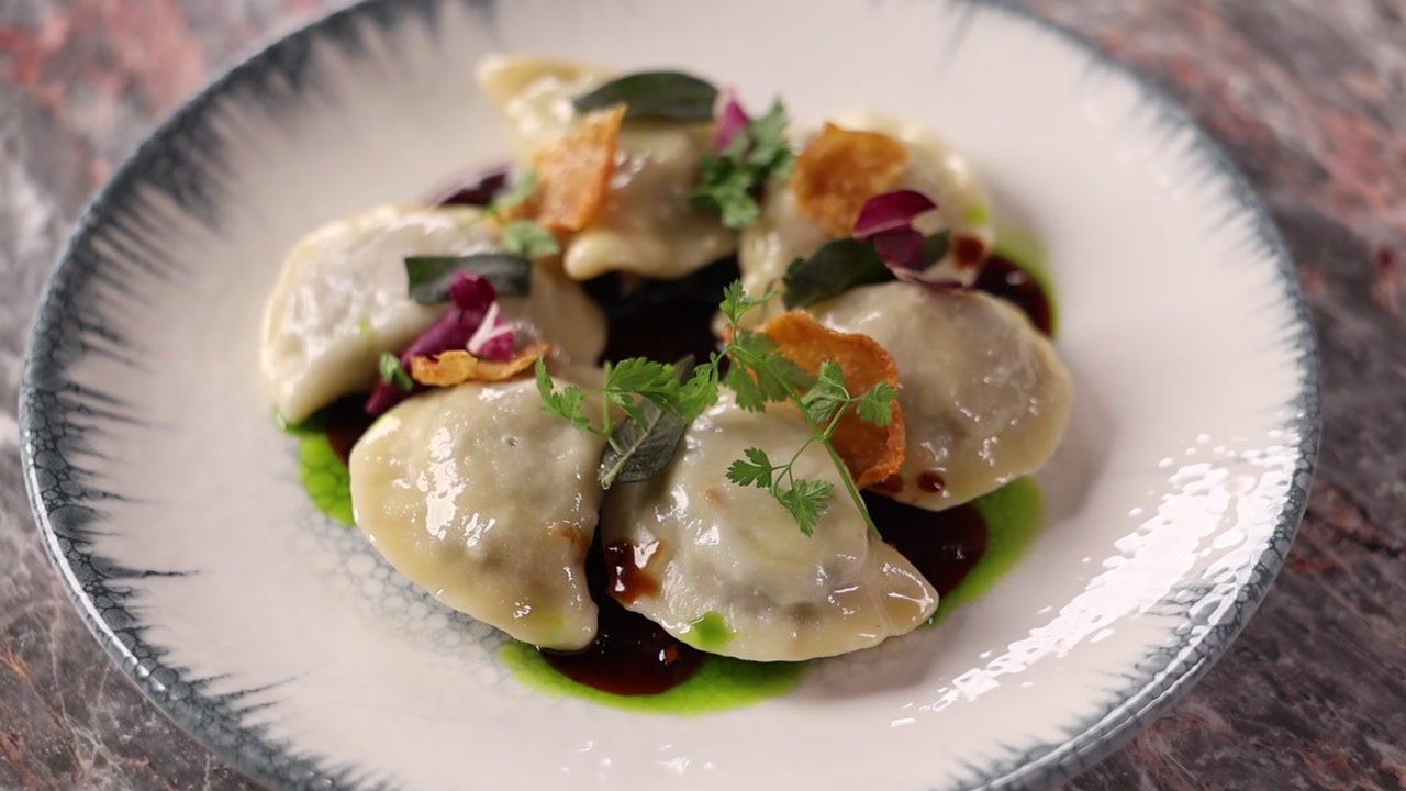 Ravioli Gourmet Serviti su un Piatto Decorativo