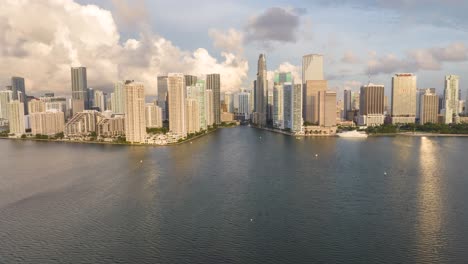 Weite-Luftaufnahme-Von-Wolken,-Die-über-Die-Skyline-Von-Miami-Ziehen