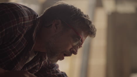 hombre trabajando con madera