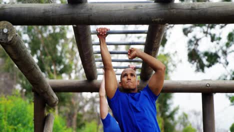 hombre en forma escalando barras de mono 4k