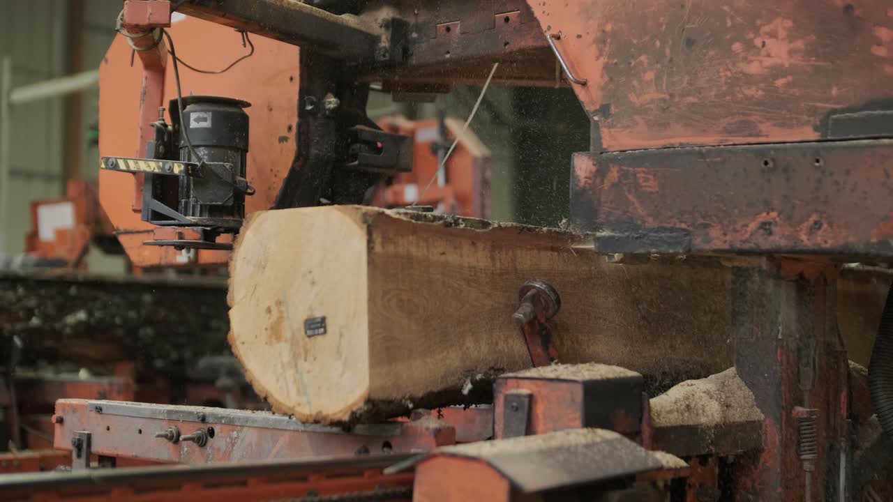 Industribåndsag kutter stor tømmerstokk på sagbruk