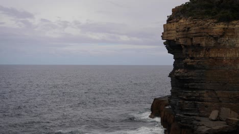 las olas chocando contra la costa de tasmania