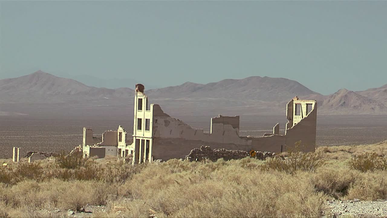 el antiguo pueblo fantasma de riolita nevada cerca del parque nacional del valle de la muerte