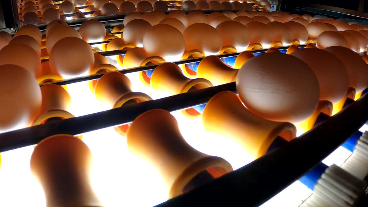 달은 생산 라인에 있습니다. - 식품 산업 - 달을 뽑는 기계 - 4k 영상