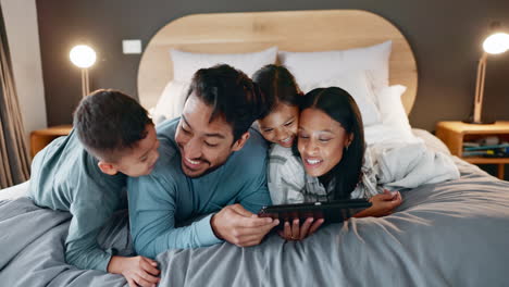 Familia,-Cama-Y-Tableta-Por-La-Noche-Con-Internet