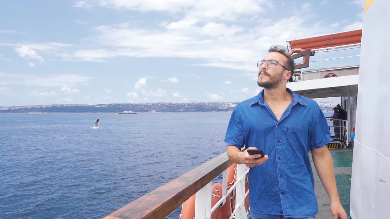 Giovane uomo che cammina sulla nave al rallentatore