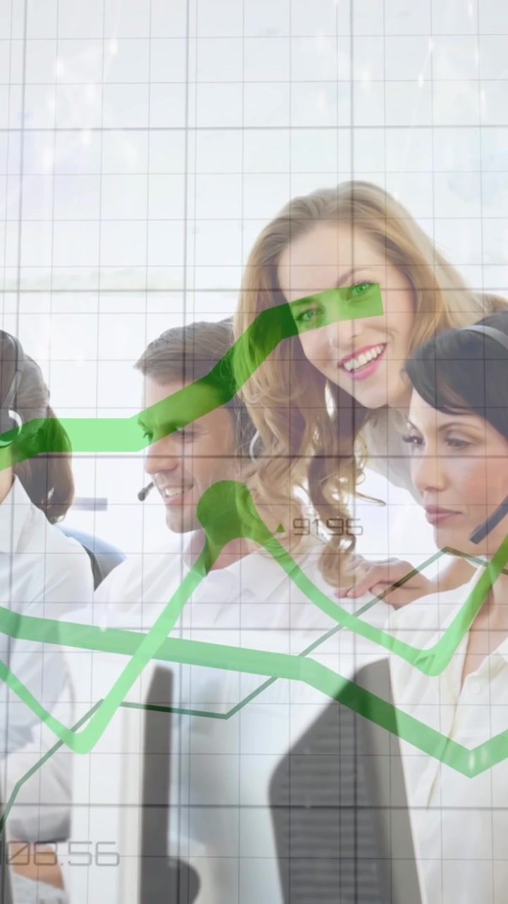 Animación de procesamiento de datos sobre diversos profesionales en la oficina
