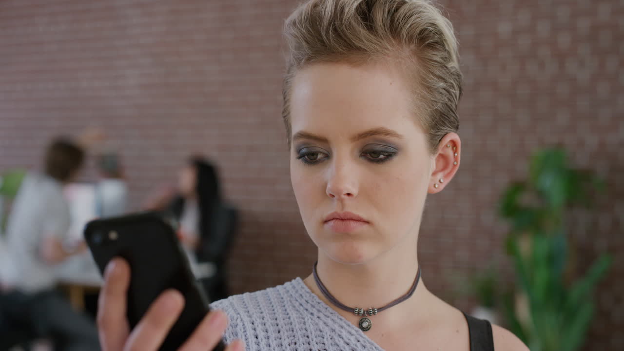 retrato mujer joven atractiva estudiante hablando en un teléfono inteligente usando teléfono móvil aplicación de inteligencia artificial chica linda haciendo nota de voz comunicación por teléfono celular