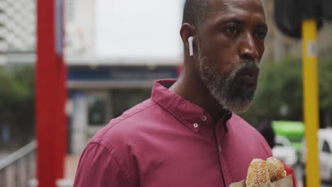 Afroamerikanischer-Mann,-Der-Auf-Der-Straße-Isst