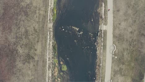 Caudal-Del-Río-Desde-La-Perspectiva-De-Un-Dron