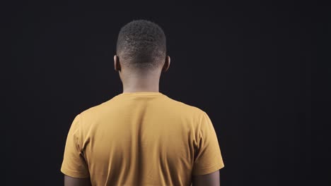 un joven africano frustrado enojado y estresado.