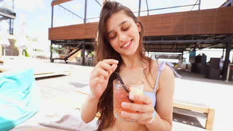 mujer disfrutando de cócteles en una fiesta en la piscina del techo