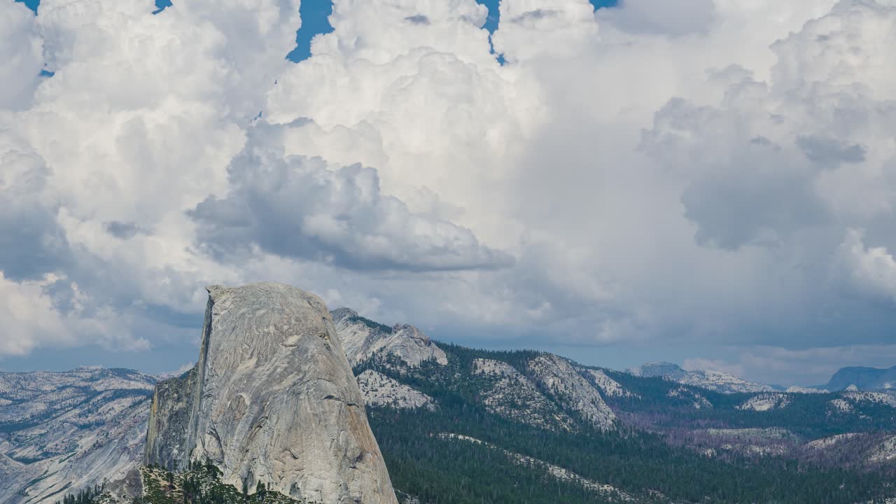 el lapso de tiempo de las nubes que se mueven detrás de la mitad de la cúpula en el parque nacional de yosemite mientras la cámara se aleja