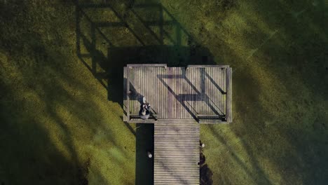 chico solitario, siéntate en el puente