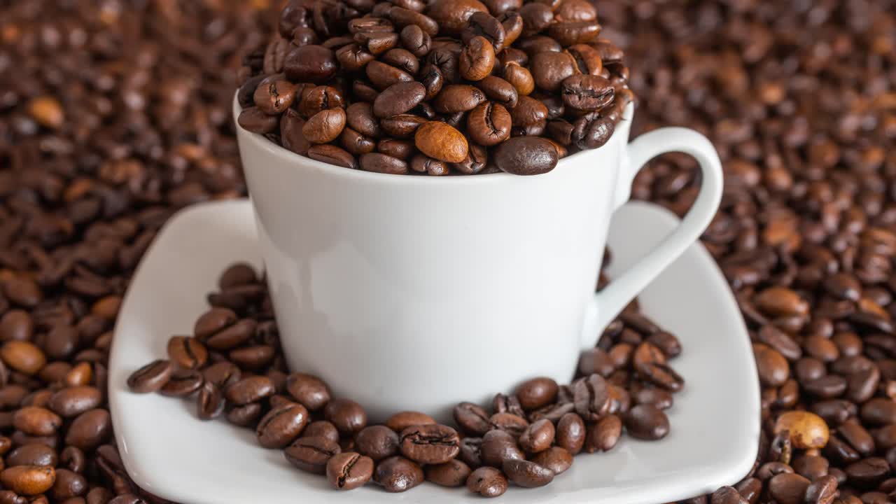 Zoom ind på kaffekop med kaffebønner