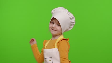 Niña-Graciosa-Vestida-De-Cocinero-Panadero-Con-Delantal-Y-Sombrero-Bailando,-Bromeando,-Haciendo-Muecas