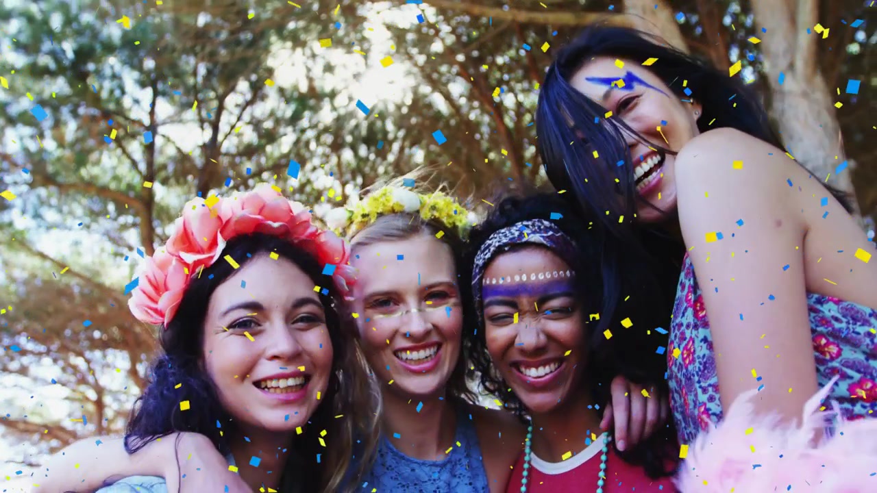 Cuatro mujeres juntando sus cabezas para una selfie bajo los árboles, con confeti de evento brillante cayendo sobre sus rostros