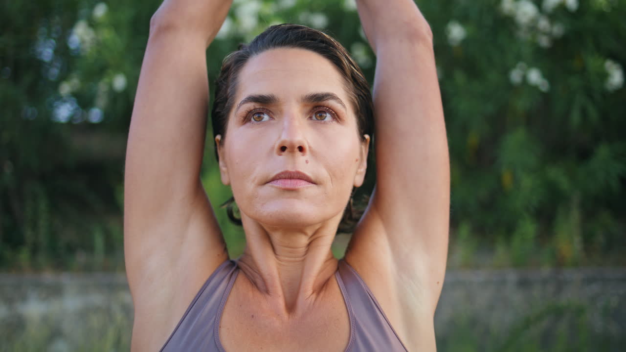 una mujer pacífica practicando la posición de namaste en la naturaleza de cerca. una mujer meditando
