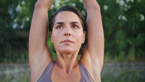 una mujer pacífica practicando la posición de namaste en la naturaleza de cerca. una mujer meditando