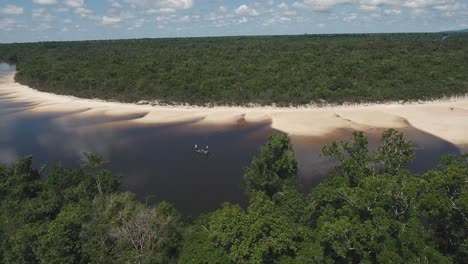 los pescadores están pescando con mosca en la jungla mientras el dron vuela sobre la selva tropical.