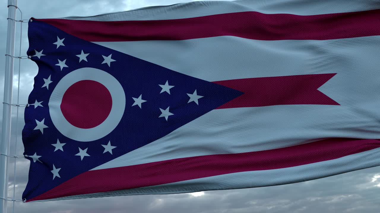 la bandera de ohio ondeando en el viento contra las profundas y hermosas nubes del cielo.