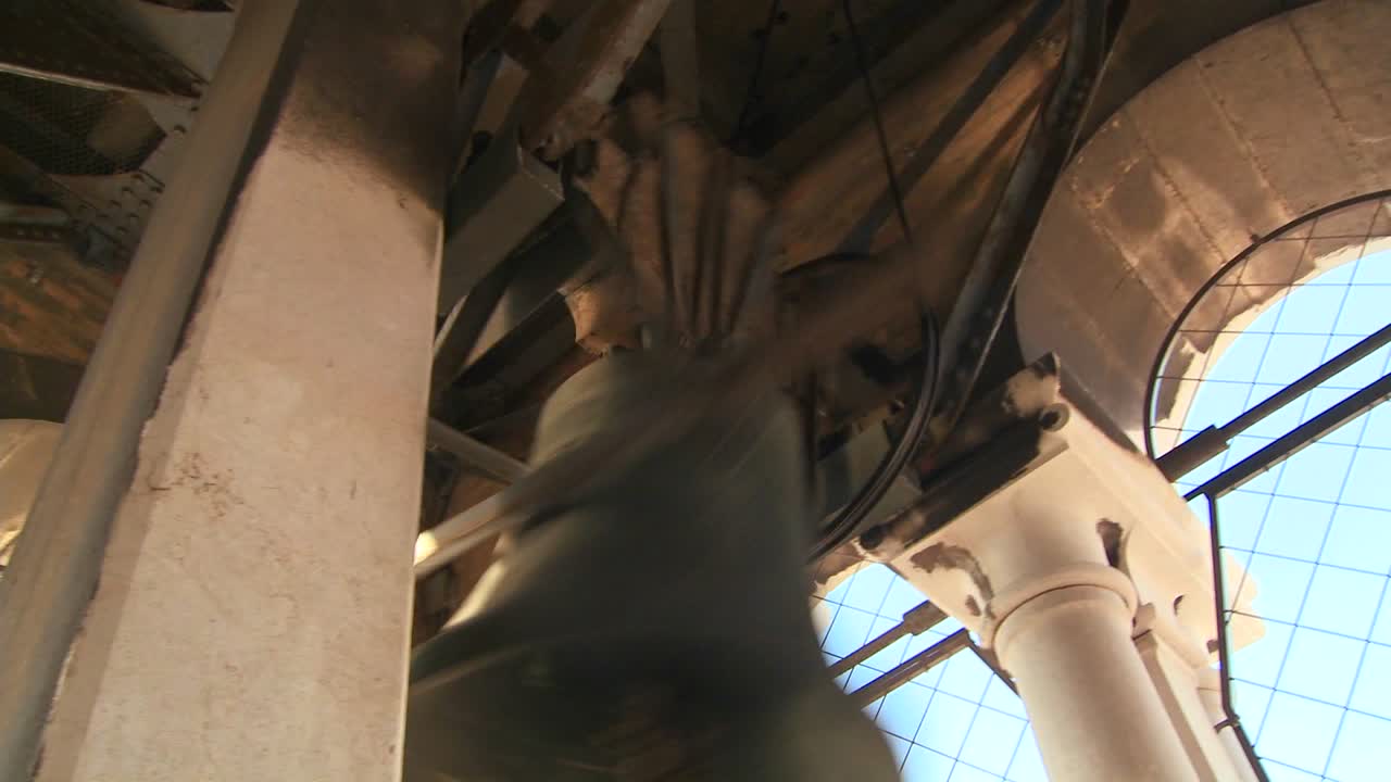 las campanas de la iglesia suenan sobre la tierra 2