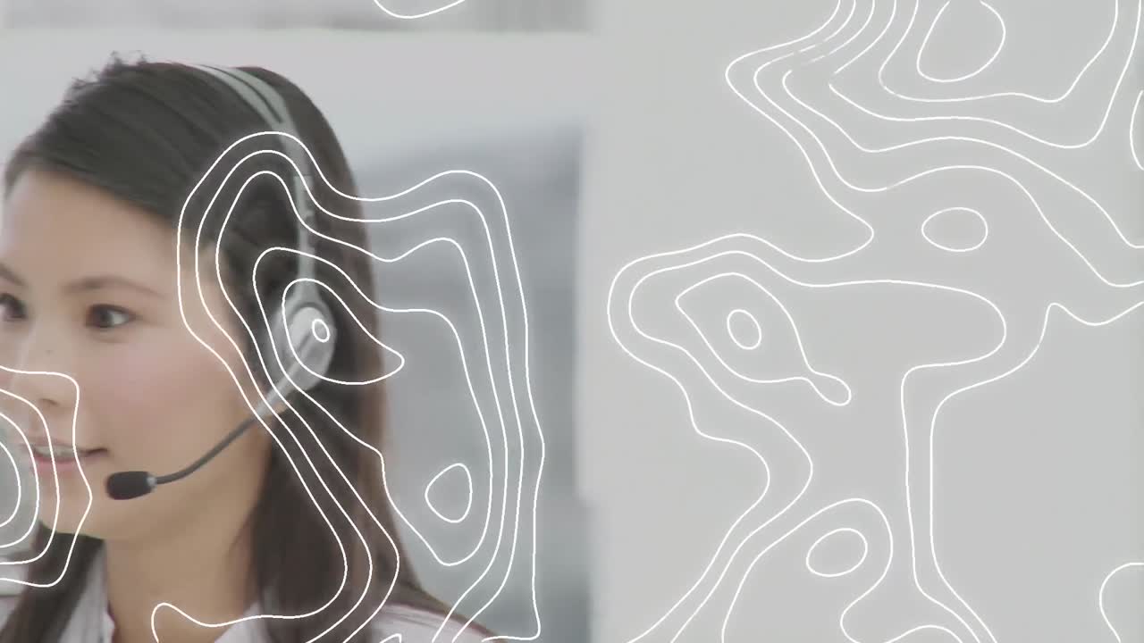 사무실에서 전화 헤드 ⁇ 으로 이야기하는 아시아 여성 고객 서비스 임원에 대한 토포그래피