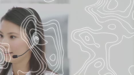 topografía contra la mujer asiática ejecutiva de atención al cliente hablando por teléfono auricular en la oficina