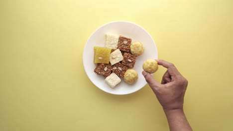 dulces indios variados en un plato