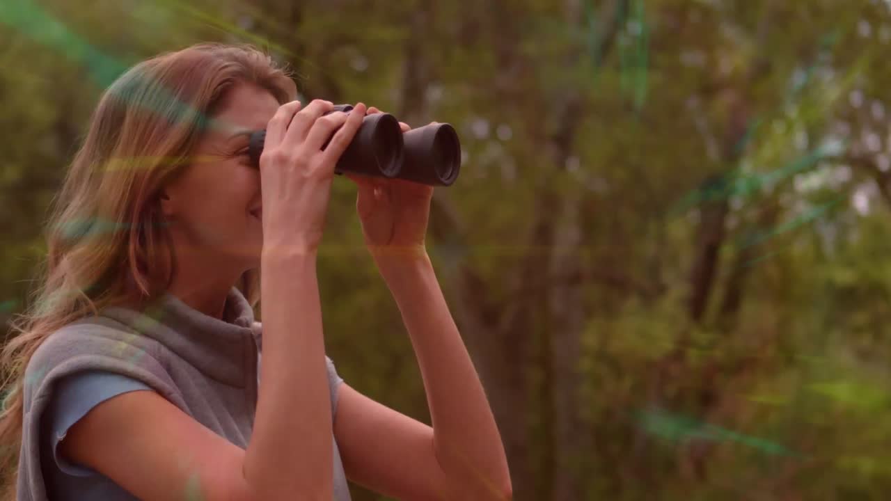 video de la niebla del arco iris sobre una joven mujer caucásica feliz