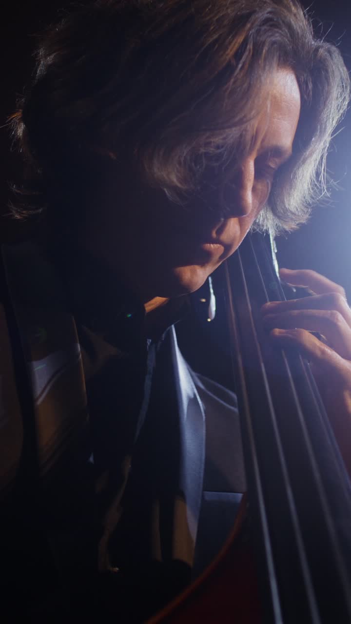 콘트라베이스 연주자의 클로즈업