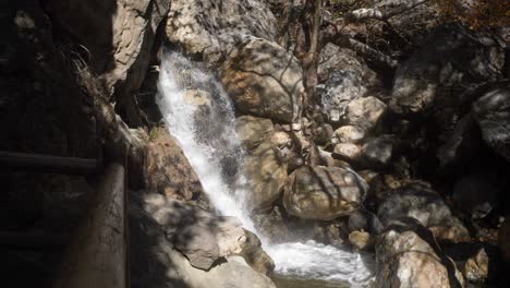 Cámara-Lenta:-Pequeña-Cascada-En-El-Cañón-Del-Solsticio,-Malibu