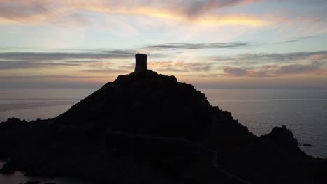 volando hacia una torre de vigilancia en córcega durante la puesta de sol