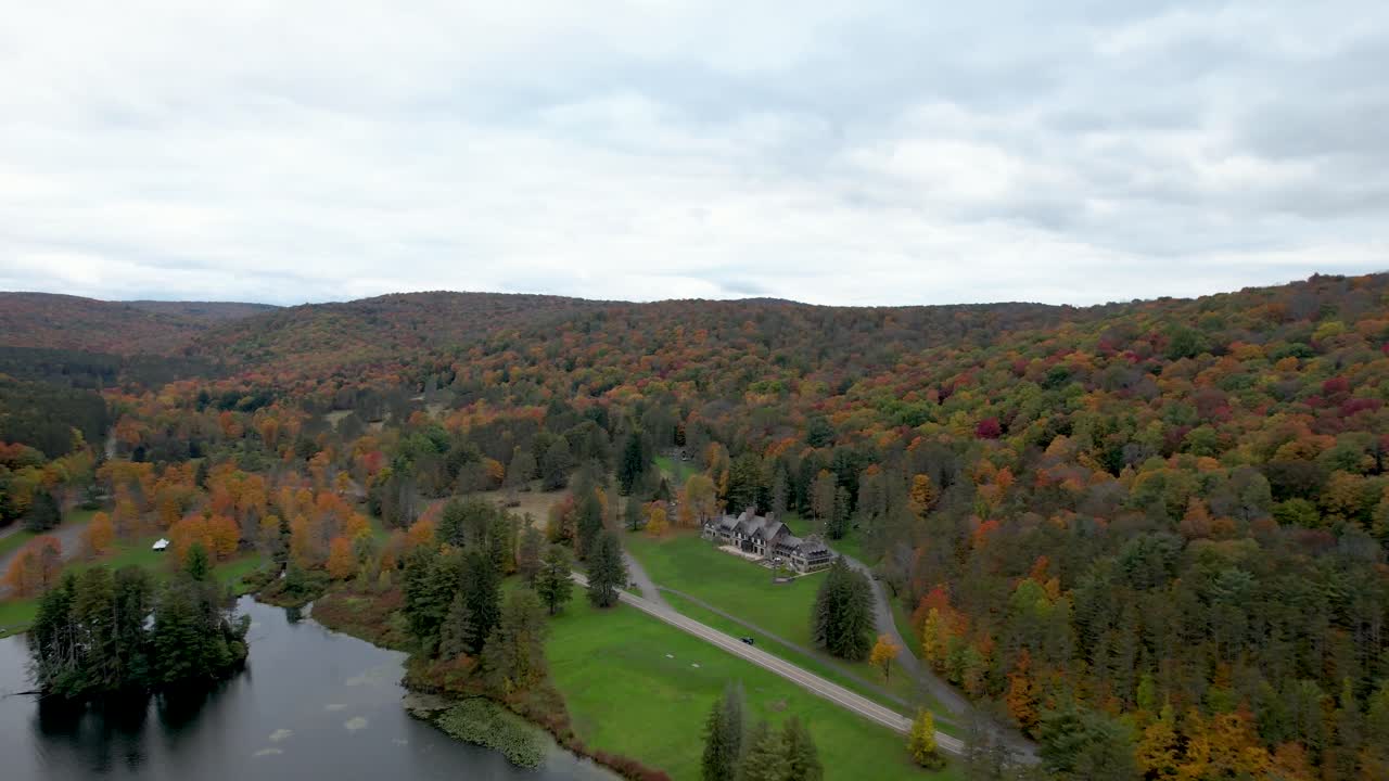 vista aérea del edificio de administración de la casa roja del parque estatal allegheny, estado de nueva york