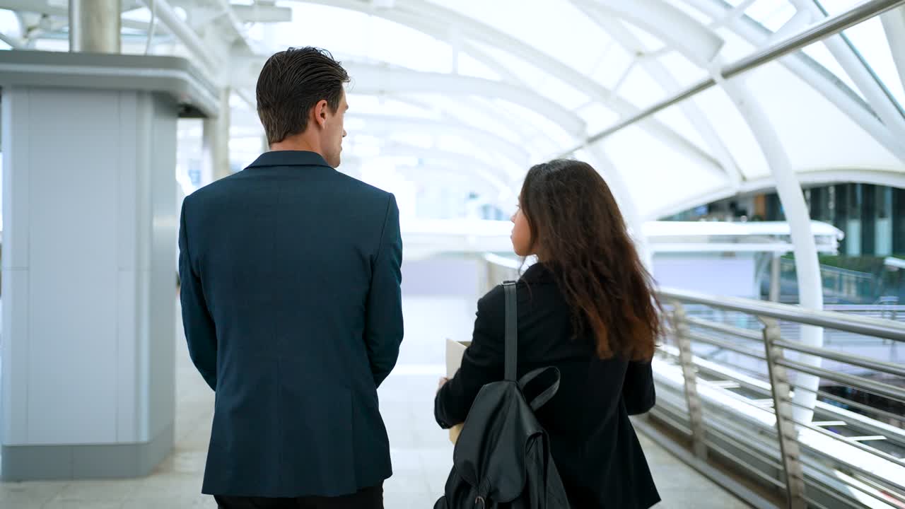 직장 동료들을 위로하는 사업가 해고되고 직장을 잃었습니다.