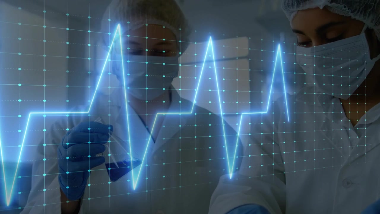 Video verticale: Sovrapposizione ECG che scorre, due tecnici che usano una pipetta su provette su banco da laboratorio per test, con DPI