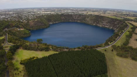 Aerial-drone-view-of-the-blue-lake-Warwar,-Mount-Gambier,-South-Australia