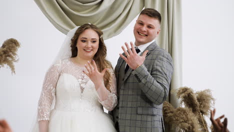 couple showing the rings at the altar