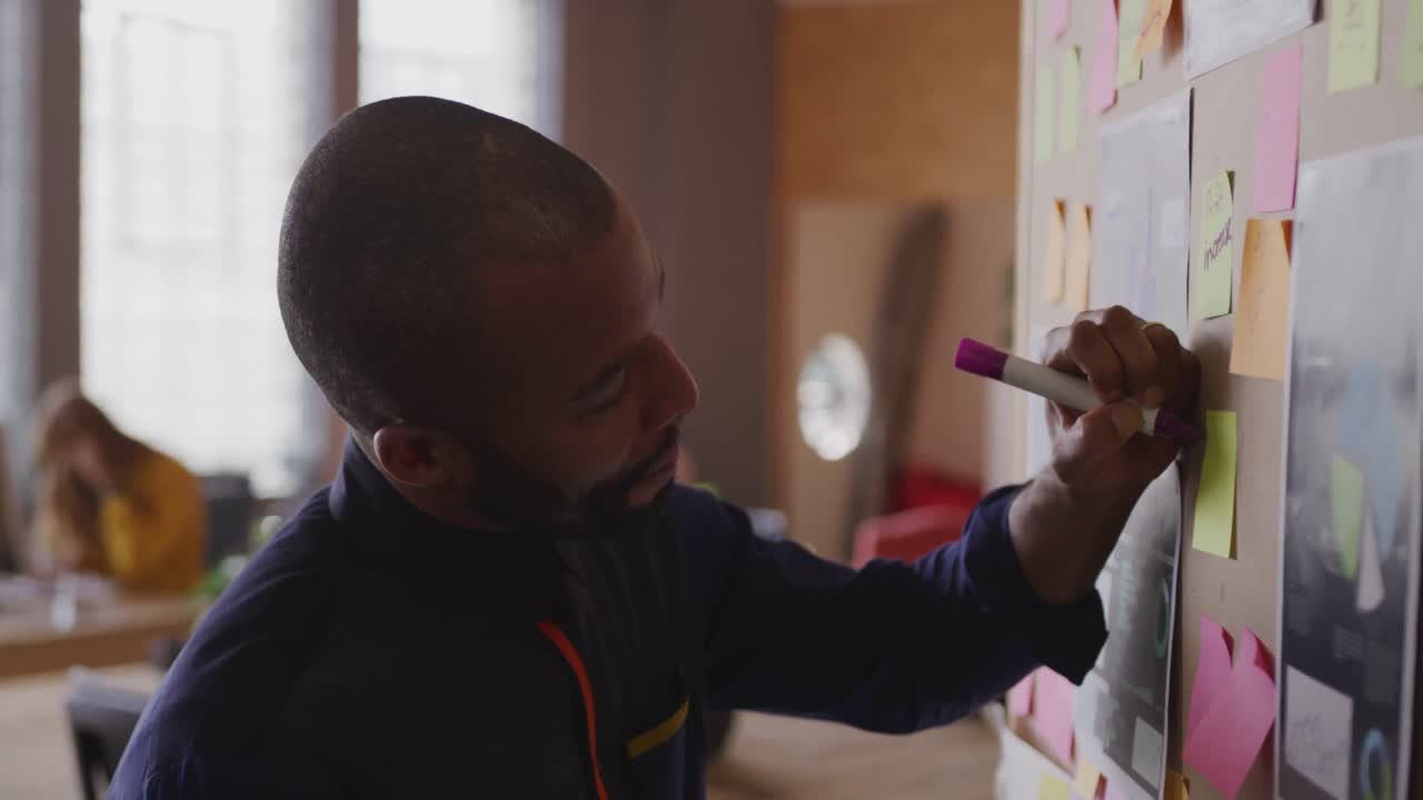 joven profesional creativo que trabaja en una oficina moderna