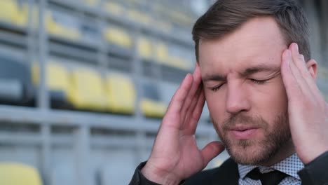 hombre con dolor de cabeza
