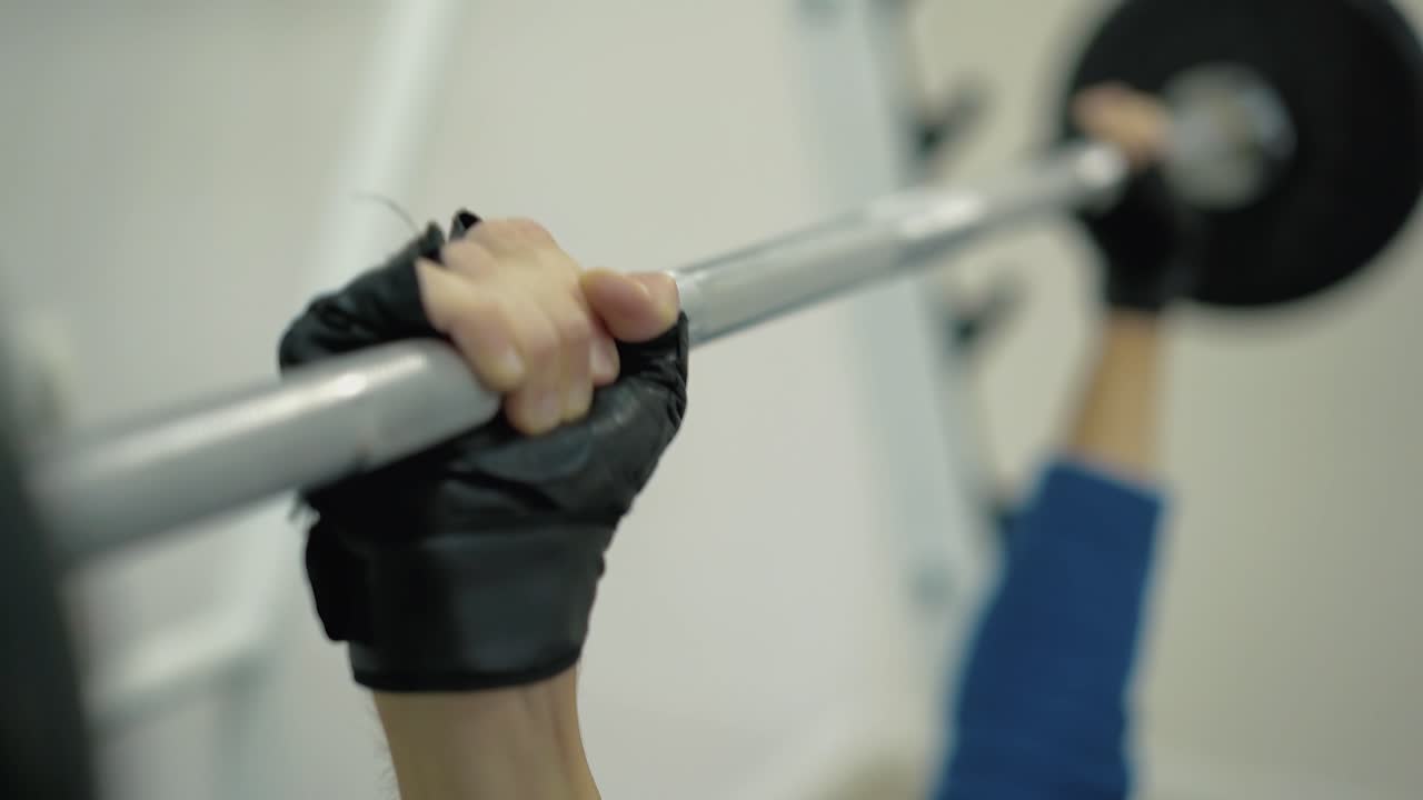 남자 는 벤치 프레스 를 수행 한다 1 장애인 들 을 위한 스포츠 홀 에서 운동 수업 이 열린다