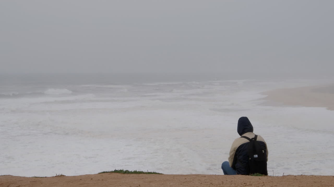 바가에 앉아 있는 남자