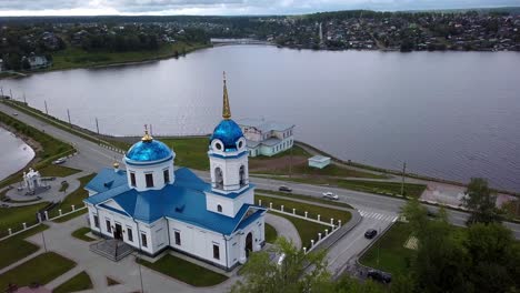 vista aérea de una iglesia junto a un lago